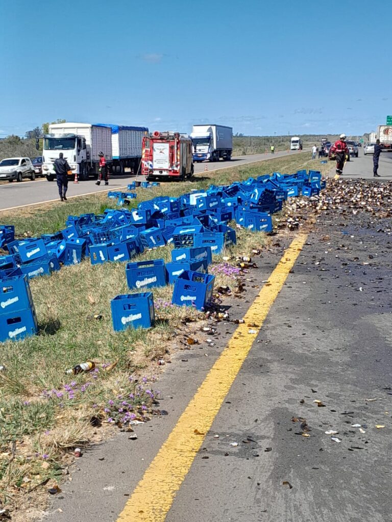 Choque entre un auto y un cami n cargado de cajones de cerveza en