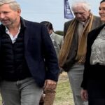 Stella Wensel recorrió junto al gobernador la primera cancha de hockey sobre césped sintético del norte entrerriano