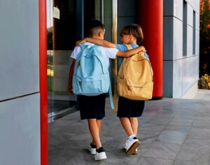 ninos-vuelven-escuela-juntos_23-2149507591