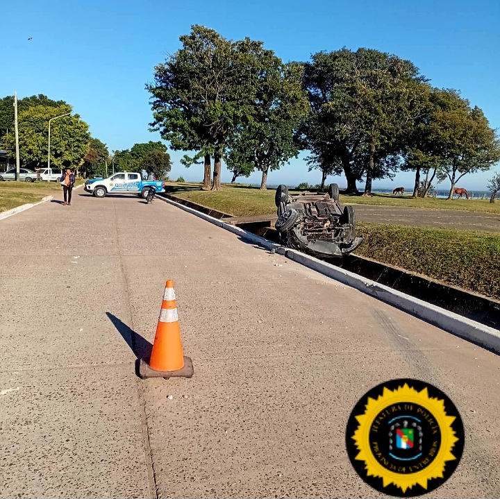 Un Fiat Palio volcó este domingo en calle Tomás de Rocamora de Santa Elena. El conductor, de 24 años, sufrió lesiones leves. Intervino Comisaría Santa Elena y Criminalística.